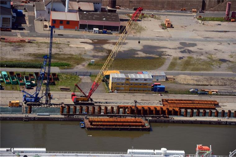 Land investiert in den Häfen in Bremerhaven Die Westkaje im Kaiserhafen III erhält derzeit eine neue Spundwand neun Meter hinter der alten.
