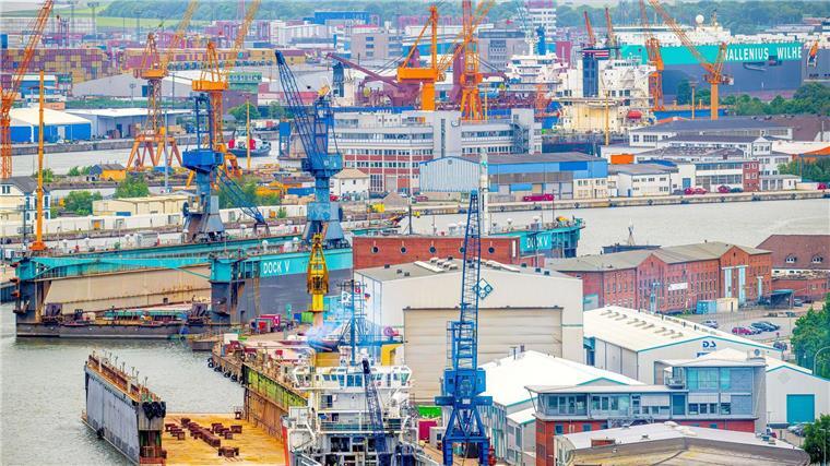 Die Westkaje in Bremerhaven wird saniert. (Archivbild)