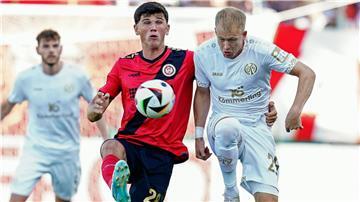 Die Wiesbadener um Moritz Flotho (l) und die Mainzer um Andreas Hanche-Olsen schenkten sich nichts.