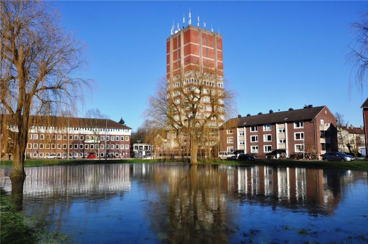 Stadt Nordenham hat die Eislaufwiese geflutet Die Wiese vorm Rathaus in Nordenham ist geflutet. Gute Chancen für Schlittschuhläufer