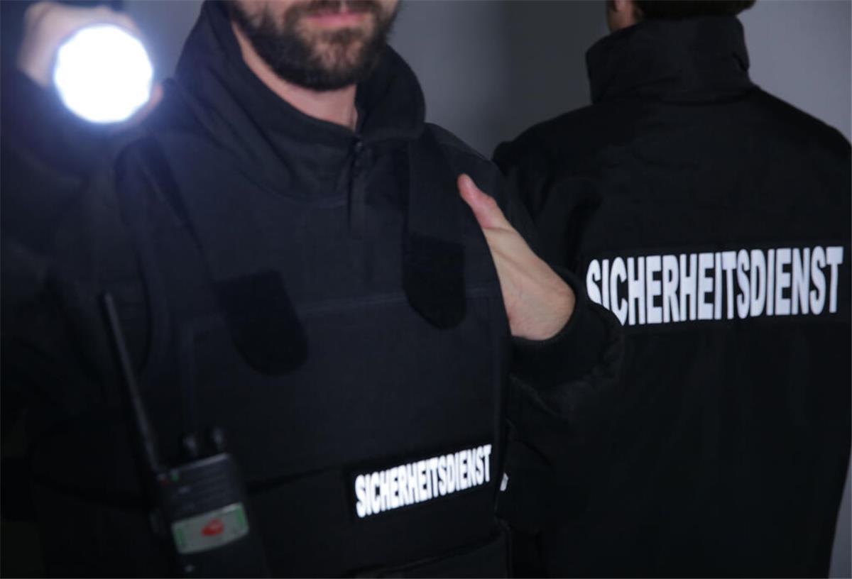 Schüler belästigt: Wilhelm-Raabe-Schule braucht jetzt einen Security-Dienst Mitarbeiter eines Sicherheitsdienstes