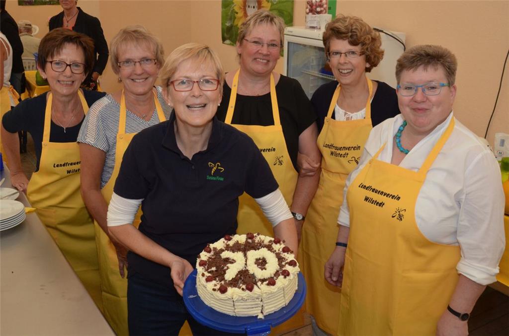 Die Wilstedter Landfrauen gratulieren mit einer speziell dekorierten Torte zur 70. Auflage der Tarmstedter Ausstellung.