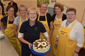 Die Wilstedter Landfrauen gratulieren mit einer speziell dekorierten Torte zur 70. Auflage der Tarmstedter Ausstellung.
