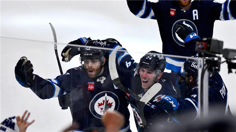 Die Winnipeg Jets feiern nach dem Siegtreffer in der Verlängerung das Weiterkommen in den Playoffs.