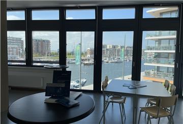 Blick auf den Neuen Hafen aus einem der Räume der wisoak Bremerhaven