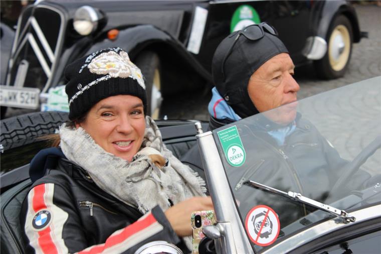 Die wohl prominenteste Beifahrerin im Fahrerfeld der Oldtimer-Rallye war die ehemalige Eiskunstlauf-Olympiasiegerin Katarina Witt. 