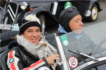 Die wohl prominenteste Beifahrerin im Fahrerfeld der Oldtimer-Rallye war die ehemalige Eiskunstlauf-Olympiasiegerin Katarina Witt. 
