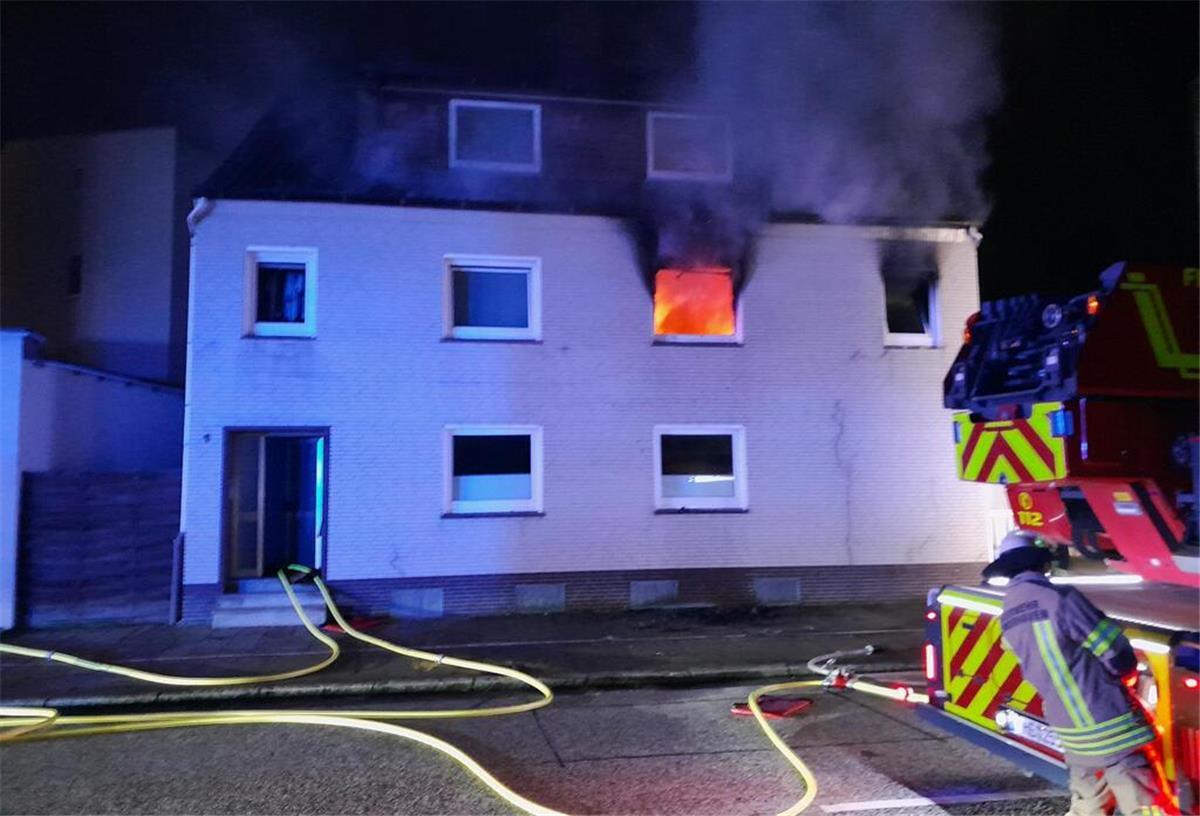 Feuerwehr Bremerhaven rettet zwei Menschen aus den Flammen Die Wohnung in Geestemünde ist nicht mehr bewohnbar,
