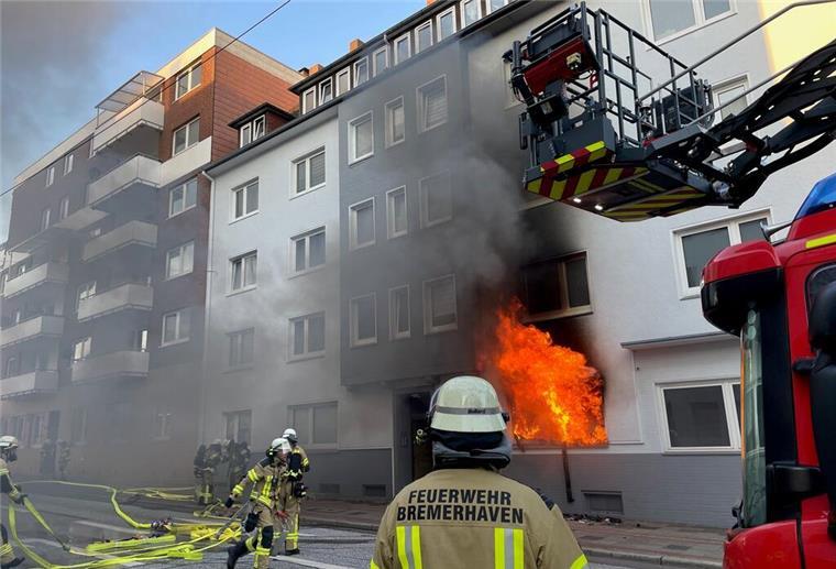 Fluchtweg abgeschnitten: Fünf Leichtverletzte bei Brand in Geestemünde Die Wohnung ist nach dem Brand nicht mehr bewohnbar.