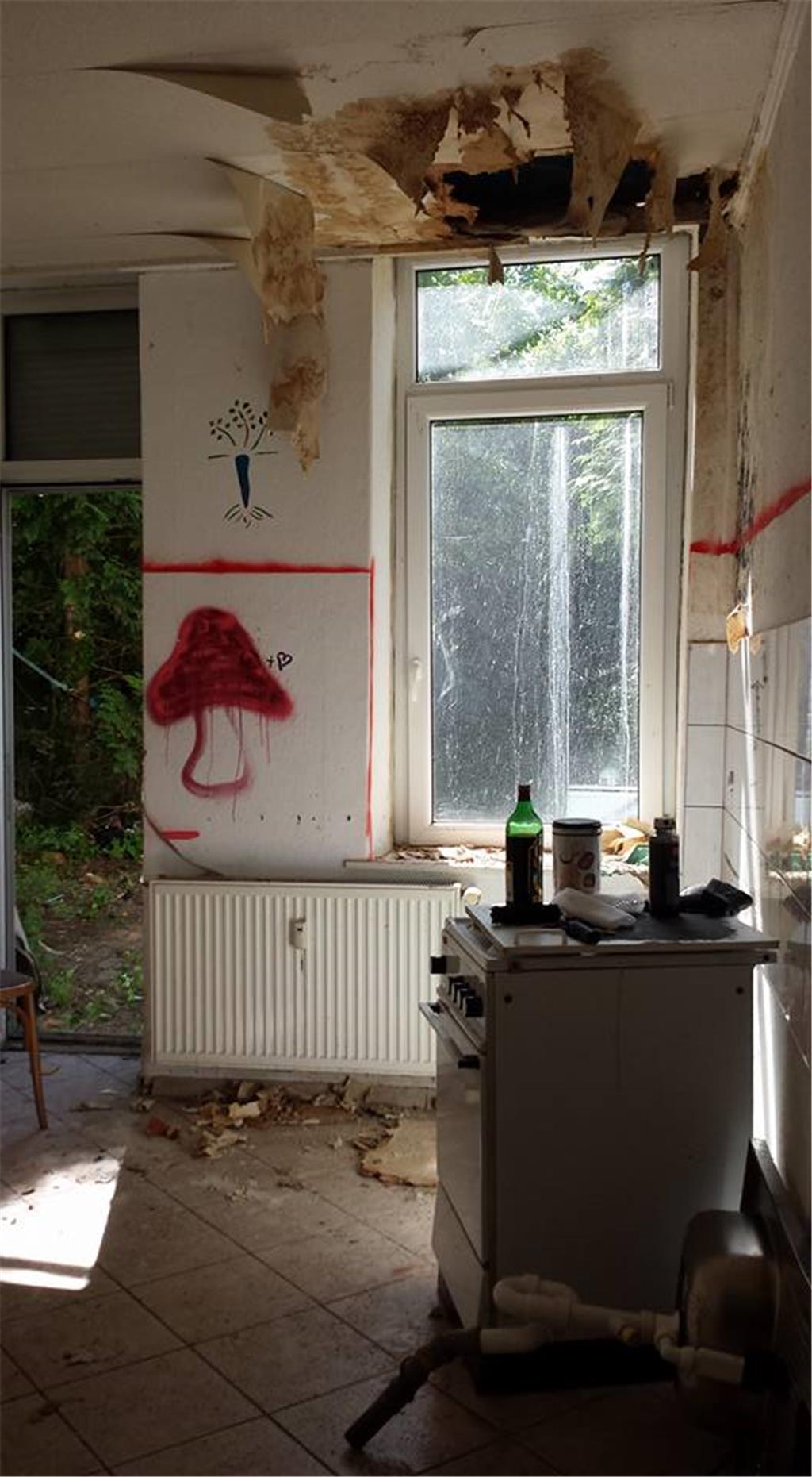 Die Wohnung steht bereits seit Monaten leer und ist stark renovierungsbedürftig....