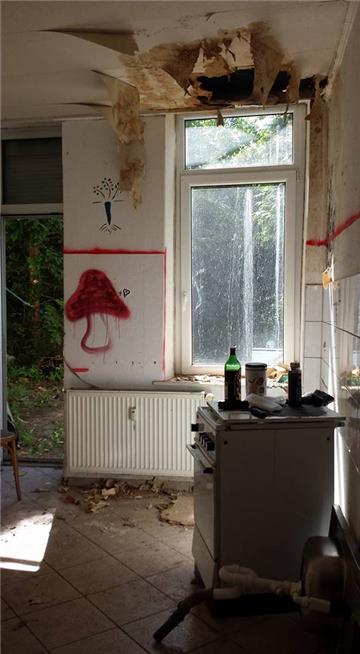 Die Wohnung steht bereits seit Monaten leer und ist stark renovierungsbedürftig....