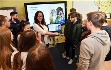 Die Wohnungsgenossenschaft Bremerhaven eG hat einen Mieterkompass für junge Mieter entwickelt. Daniela Mangels (Mitte) wird diesen Mieterkompass ab April in diversen Abschlussklassen an allgemein- und berufsbildenden Schulen wie hier an den KLA vorstellen.