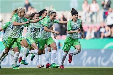 Die Wolfburger Spielerinnen freuen sich über den Sieg nach dem letzten Elfer. 