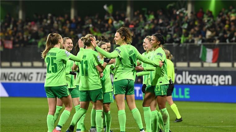 Die Wolfsburgerinnen feiern den Einzug ins Viertelfinale der Königsklasse.  