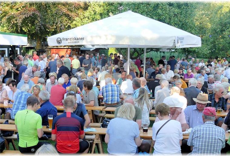 Menschen bei der Grille im Wremer Kurpark.