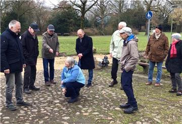 Die Wulsdorfer mit den Sprechern der Stadtteilkonferenz wollen die uralte Feldstein-Katzenkopf-Straße Zingelke gern original bewahren.