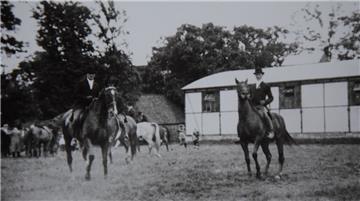 Die Wulsdorfer Reithalle an der Weserstraße in den 1920er Jahren.  Foto: Sammlun...