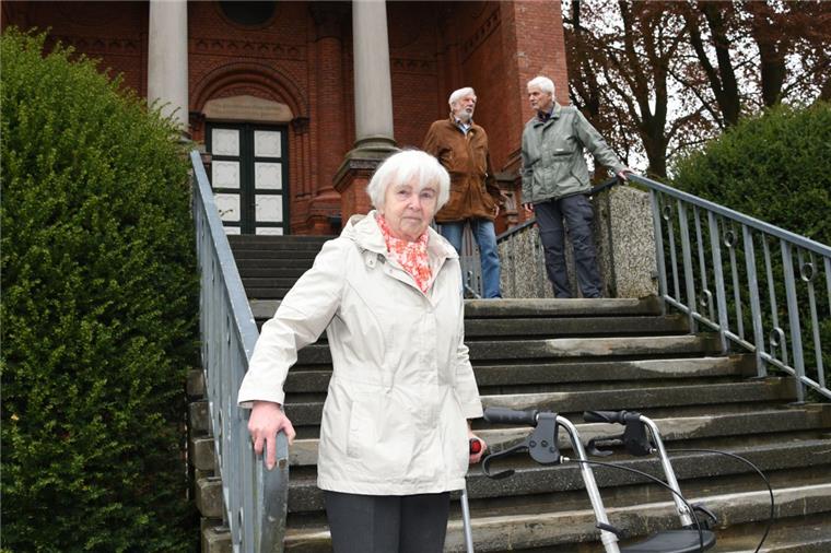 Die Wulsdorferin Inge Wille leidet unter der Parkinson-Krankheit. Ohne fremde Hilfe könnte sie die Treppe zur Wulsdorfer Friedshofskapelle nicht überwinden.