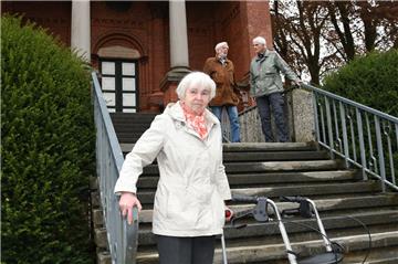 Die Wulsdorferin Inge Wille leidet unter der Parkinson-Krankheit. Ohne fremde Hilfe könnte sie die Treppe zur Wulsdorfer Friedshofskapelle nicht überwinden.