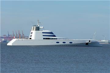 Die Yacht mit dem schlichten Namen „A“ lag auf Blexen-Reede. Sie gehört dem russischen Milliardär und Unternehmer Andrey Melnichenko.