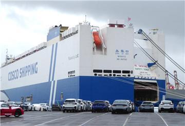 Der LNG-Autotransporter „Yong Le Kou“ der Reederei Cosco Shipping liegt am BLG Autoterminal in Bremerhaven; vor dem Schiff stehen zahlreiche Neuwagen.