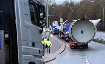 Die Zahl der Anträge auf Schwertransporte wächst. Wiederholt kam es zu Genehmigungsstaus, weil die Bremer Behörden zu langsam sind. Dafür kassierte der Verkehrssenator in der Bürgerschaft viel Kritik.