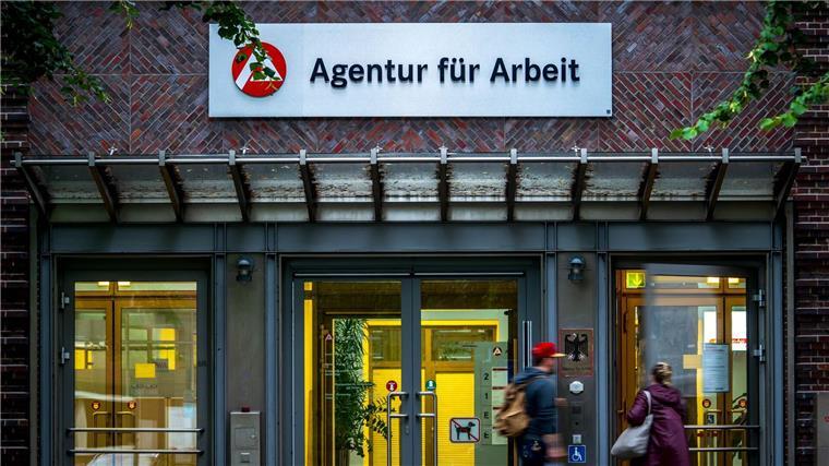 Arbeitslosenquote in Bremen bei rund 11 Prozent Die Zahl der Arbeitslosen im Land Bremen hat sich kaum verändert. Die Arbeitslosenquote liegt weiter bei 11,1 Prozent.