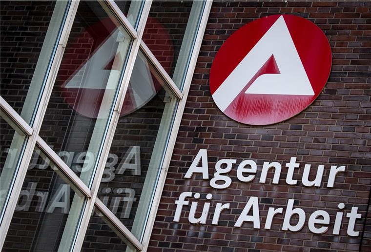 Bremerhaven: Weniger Arbeitslose im November Ein Schild weist auf die Agentur für Arbeit hin.