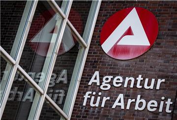 Ein Schild weist auf die Agentur für Arbeit hin. 