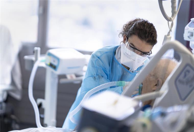 Ein schwer an Corona erkrankter Patient liegt auf der Intensivstation von einem Krankenhaus. 