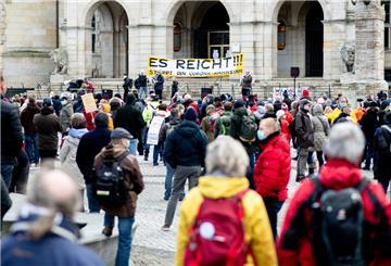 Zahlreiche Teilnehmer stehen während einer Demonstration der Bewegung «Es reicht!» auf dem Trammplatz.