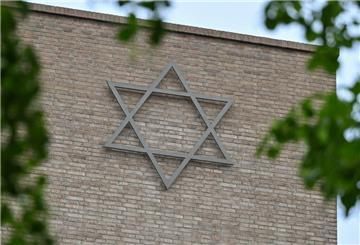Ein Davidstern ist am Gebäude des neuen Synagogenzentrums Potsdam zu sehen.