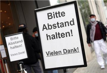 Die Zahl der Neuinfektionen steigt rasant. Die Gesundheitsbehörden schauen sich bei der Bewertung der Lage aber auch andere Indikatoren an, wie zum Beispiel die Zahl der Krankenhausbehandlungen.