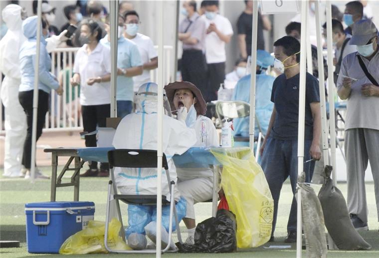 Corona-Ausbruch auf Großmarkt: Peking wird teilweise abgeriegelt Die Zahl der Neuinfektionen während der Corona-Pandemie steigt in Peking weiter an.
