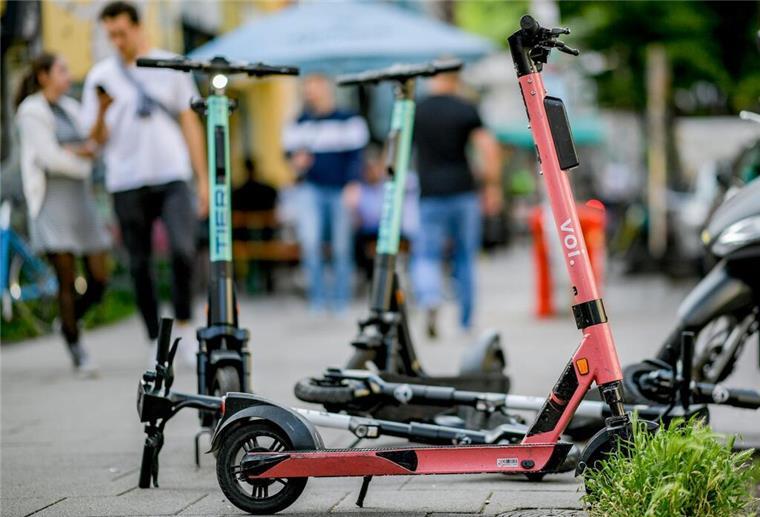 E-Scooter stehen auf einem Gehweg.