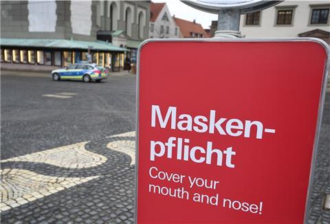 Ein Schild erinnert an die Maskenpflicht. 