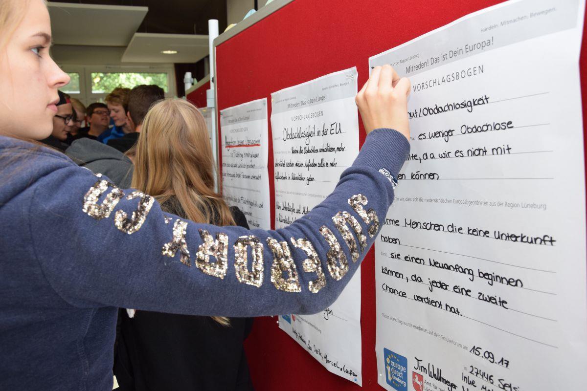 Die Zehntklässler der Oberschule Selsingen entwickelten Vorschläge für ein besseres Europa und formulierten sie auf Plakaten.