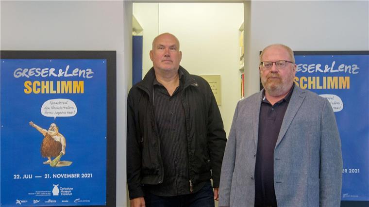 Die Zeichner Achim Greser (r) und Heribert Lenz 2021 im Caricatura Museum Frankfurt.