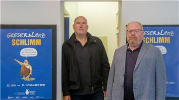 Die Zeichner Achim Greser (r) und Heribert Lenz 2021 im Caricatura Museum Frankfurt.