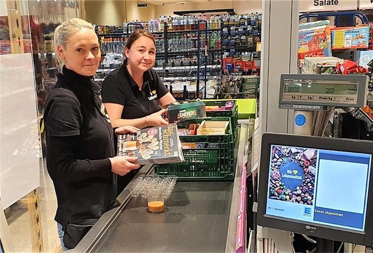 Die Zeit ist knapp: Stellvertretende Verkaufsleiterin Nora Tietjens (links) und Mitarbeiterin Lena Mauritius räumen auch die Kassenzone im Edeka-Markt Holling in Langen leer. Der Umzug nach nebenan ist in vollem Gange.
