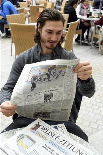Die Zeitung muss warten, denn Marian Dejdar darf wieder aufs Eis. 