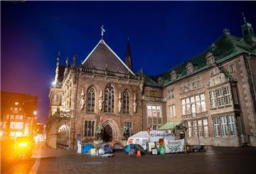 Die Zelte von Klimaschutzaktivisten sind vor dem Bremer Rathaus aufgebaut. Nun wollen die Campbewohner angesichts des nahenden Winters an einen neuen Standort ziehen.