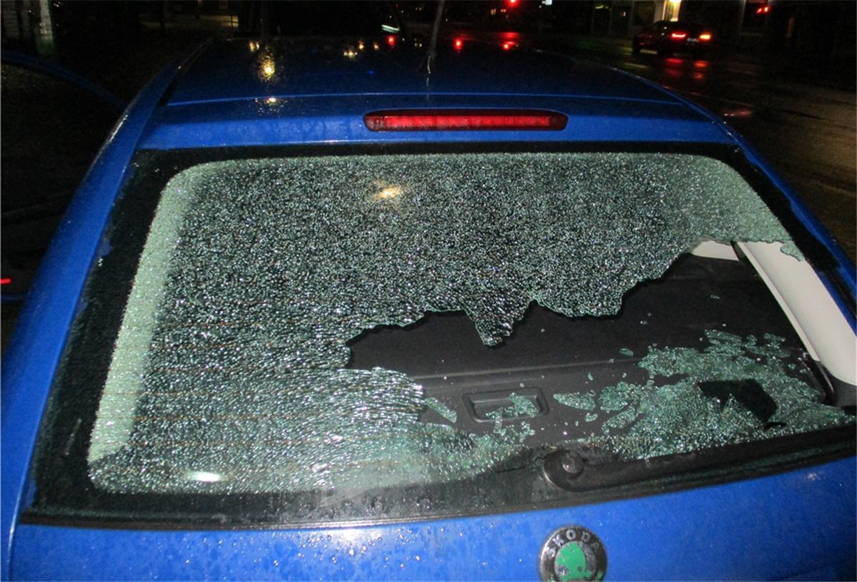 Bremerhaven: Gegenstand auf Auto geworfen? Die zerborstene Heckscheibe des betroffenen Skodas.
