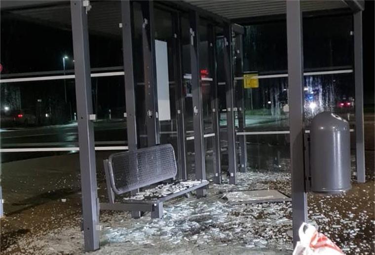 Die zerstörte Bushaltestelle am Blexer Fähranleger.