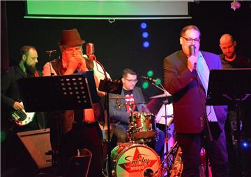Die Zevener Band Smoky Mojo will das Publikum mit Rock und Blues in die Weihnachtstage schicken.