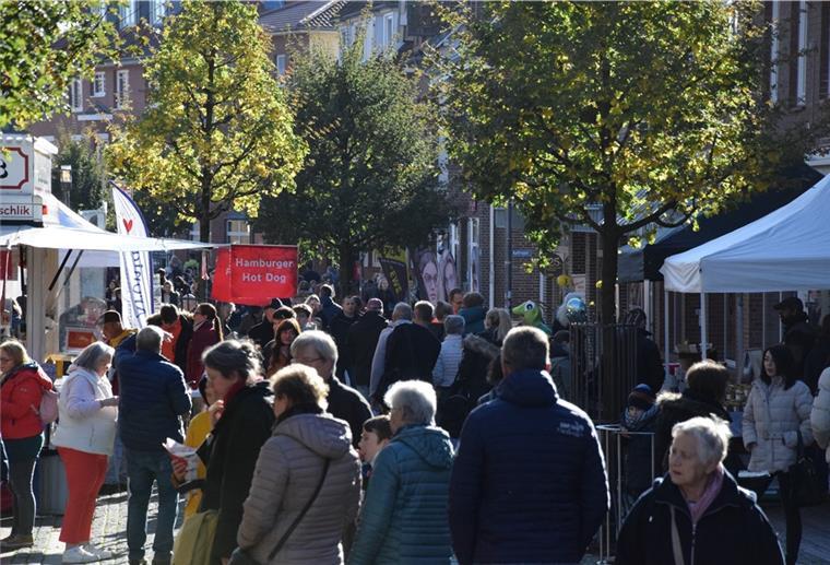 Zevener genießen das Herbstvergnügen in der Innenstadt Die Zevener Fußgängerzone ist voll mit Menschen, die die entspannte Atmosphäre beim Herbstvergnügen genießen.