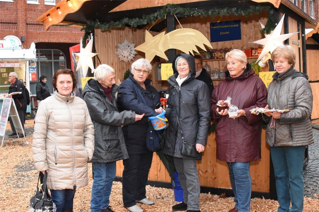 Die Zevener Landfrauen erhielten Besuch. Gabi Püschel (Dritte von links) zieht zu ihnen auf dem Weihnachtsmarkt.