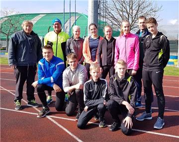 Die Zevener Leichtathletik-Talentfördergruppe im Stadion ihres italienischen Trainingsortes Igea Marina.
