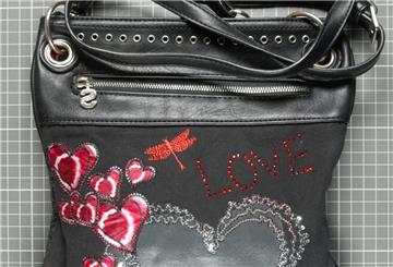 Die Zevener Polizei fragt, wem diese Handtasche gehört.