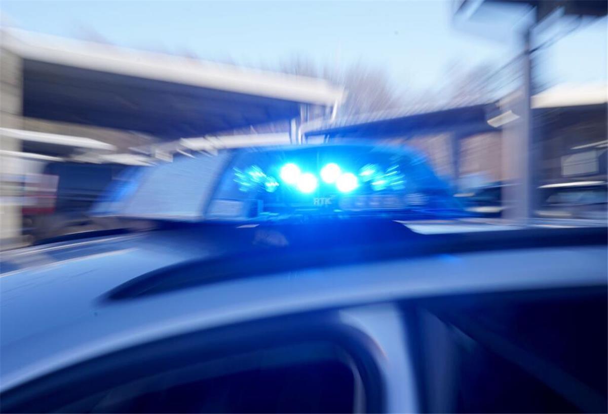 Widerstand: Polizist bei Einsatz im Stadtpark Zeven verletzt ein Polizeiwagen mit Blaulicht